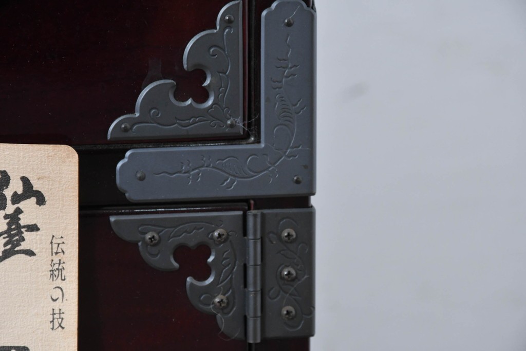 中古　美品　欅産業　仙台民芸箪笥(仙台箪笥)　漆塗り　牡丹金具が映える重厚な佇まいの車箪笥　定価約82万円　(R-087060)