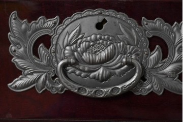 中古　美品　欅産業　仙台民芸箪笥(仙台箪笥)　漆塗り　牡丹金具が映える重厚な佇まいの車箪笥　定価約82万円　(R-087060)