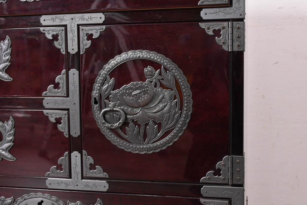 中古　美品　欅産業　仙台民芸箪笥(仙台箪笥)　漆塗り　牡丹金具が映える重厚な佇まいの車箪笥　定価約82万円　(R-087060)