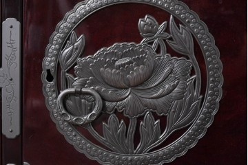 中古　美品　欅産業　仙台民芸箪笥(仙台箪笥)　漆塗り　牡丹金具が映える重厚な佇まいの車箪笥　定価約82万円　(R-087060)
