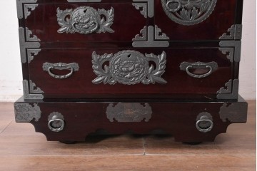 中古　美品　欅産業　仙台民芸箪笥(仙台箪笥)　漆塗り　牡丹金具が映える重厚な佇まいの車箪笥　定価約82万円　(R-087060)