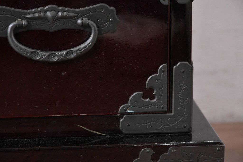 中古　美品　欅産業　仙台民芸箪笥(仙台箪笥)　漆塗り　牡丹金具が映える重厚な佇まいの車箪笥　定価約82万円　(R-087060)