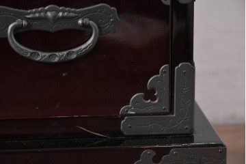 中古　美品　欅産業　仙台民芸箪笥(仙台箪笥)　漆塗り　牡丹金具が映える重厚な佇まいの車箪笥　定価約82万円　(R-087060)
