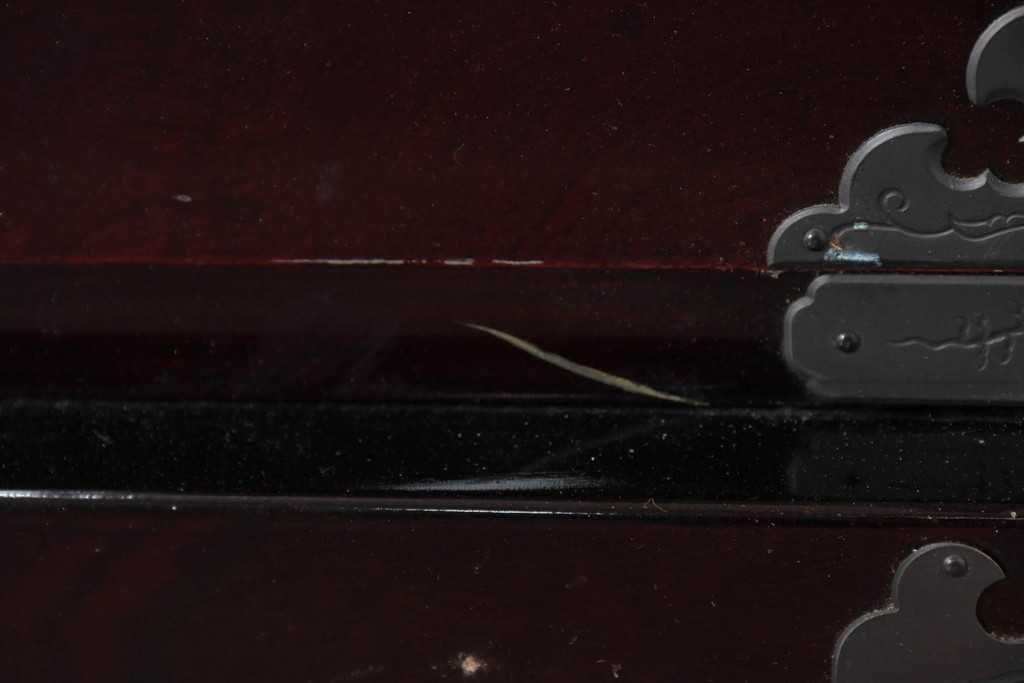 中古　美品　欅産業　仙台民芸箪笥(仙台箪笥)　漆塗り　牡丹金具が映える重厚な佇まいの車箪笥　定価約82万円　(R-087060)