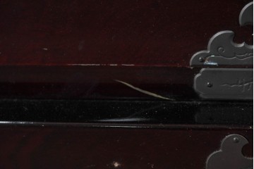 中古　美品　欅産業　仙台民芸箪笥(仙台箪笥)　漆塗り　牡丹金具が映える重厚な佇まいの車箪笥　定価約82万円　(R-087060)