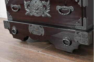 中古　美品　欅産業　仙台民芸箪笥(仙台箪笥)　漆塗り　牡丹金具が映える重厚な佇まいの車箪笥　定価約82万円　(R-087060)