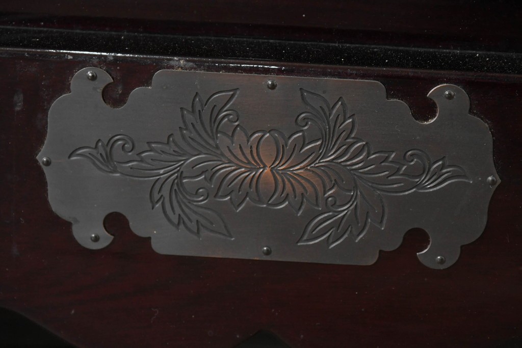 中古　美品　欅産業　仙台民芸箪笥(仙台箪笥)　漆塗り　牡丹金具が映える重厚な佇まいの車箪笥　定価約82万円　(R-087060)