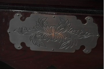 中古　美品　欅産業　仙台民芸箪笥(仙台箪笥)　漆塗り　牡丹金具が映える重厚な佇まいの車箪笥　定価約82万円　(R-087060)