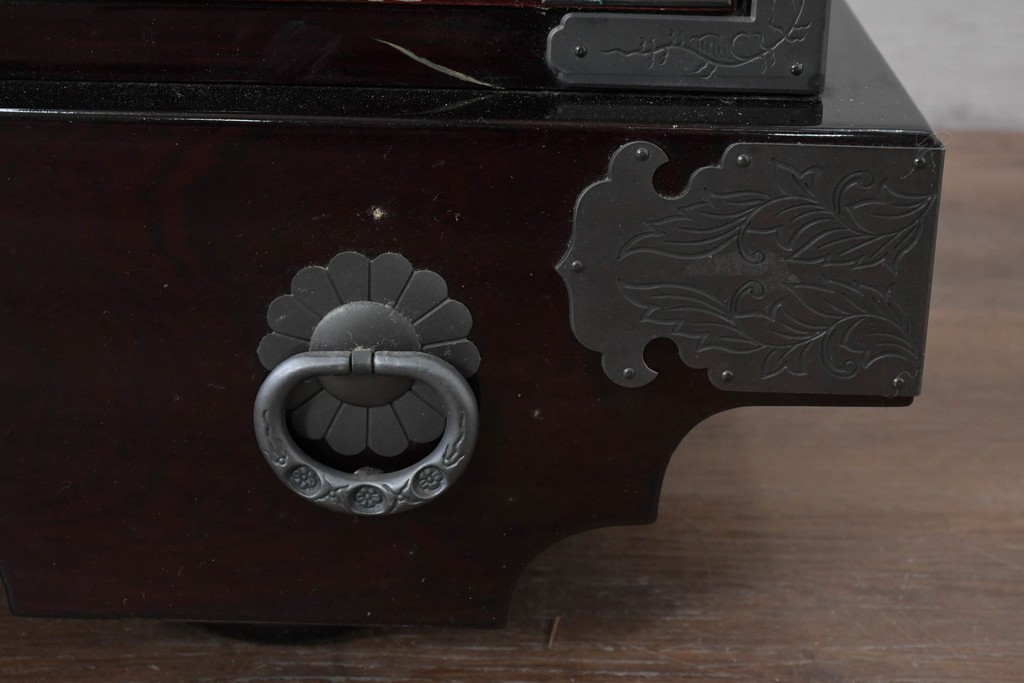 中古　美品　欅産業　仙台民芸箪笥(仙台箪笥)　漆塗り　牡丹金具が映える重厚な佇まいの車箪笥　定価約82万円　(R-087060)