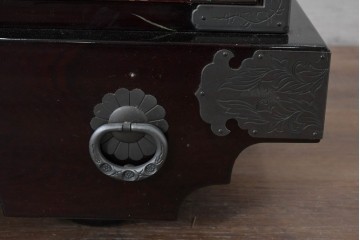中古　美品　欅産業　仙台民芸箪笥(仙台箪笥)　漆塗り　牡丹金具が映える重厚な佇まいの車箪笥　定価約82万円　(R-087060)