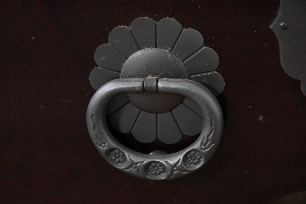 中古　美品　欅産業　仙台民芸箪笥(仙台箪笥)　漆塗り　牡丹金具が映える重厚な佇まいの車箪笥　定価約82万円　(R-087060)