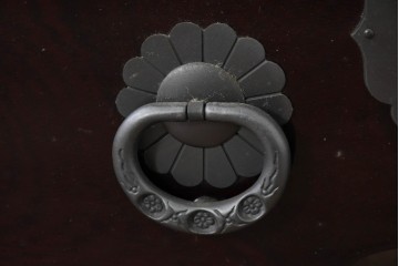 中古　美品　欅産業　仙台民芸箪笥(仙台箪笥)　漆塗り　牡丹金具が映える重厚な佇まいの車箪笥　定価約82万円　(R-087060)