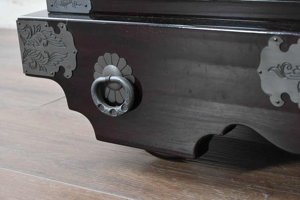 中古　美品　欅産業　仙台民芸箪笥(仙台箪笥)　漆塗り　牡丹金具が映える重厚な佇まいの車箪笥　定価約82万円　(R-087060)