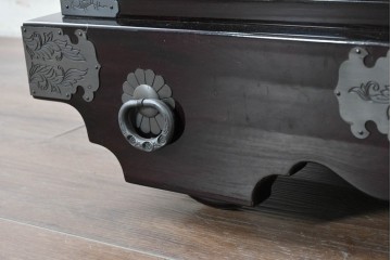 中古　美品　欅産業　仙台民芸箪笥(仙台箪笥)　漆塗り　牡丹金具が映える重厚な佇まいの車箪笥　定価約82万円　(R-087060)