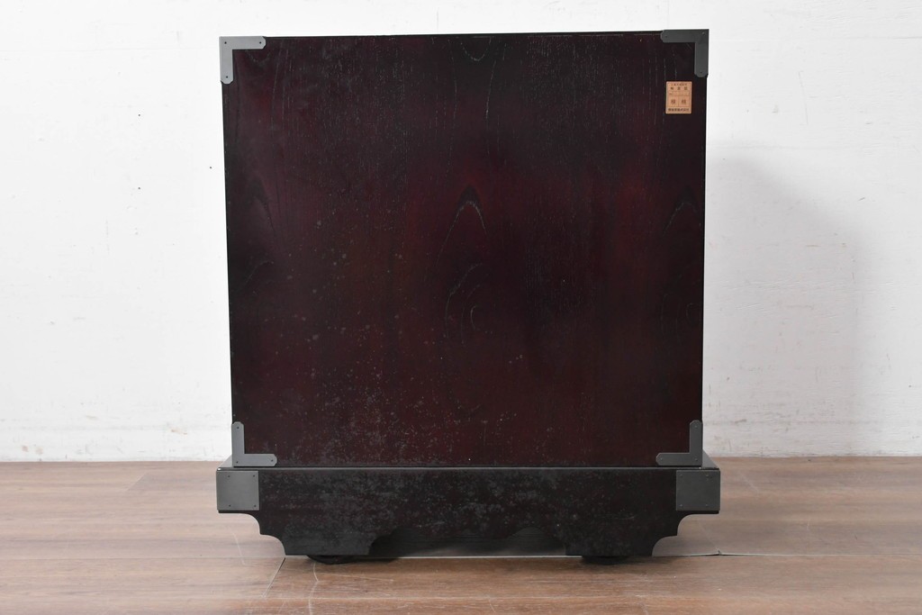 中古　美品　欅産業　仙台民芸箪笥(仙台箪笥)　漆塗り　牡丹金具が映える重厚な佇まいの車箪笥　定価約82万円　(R-087060)