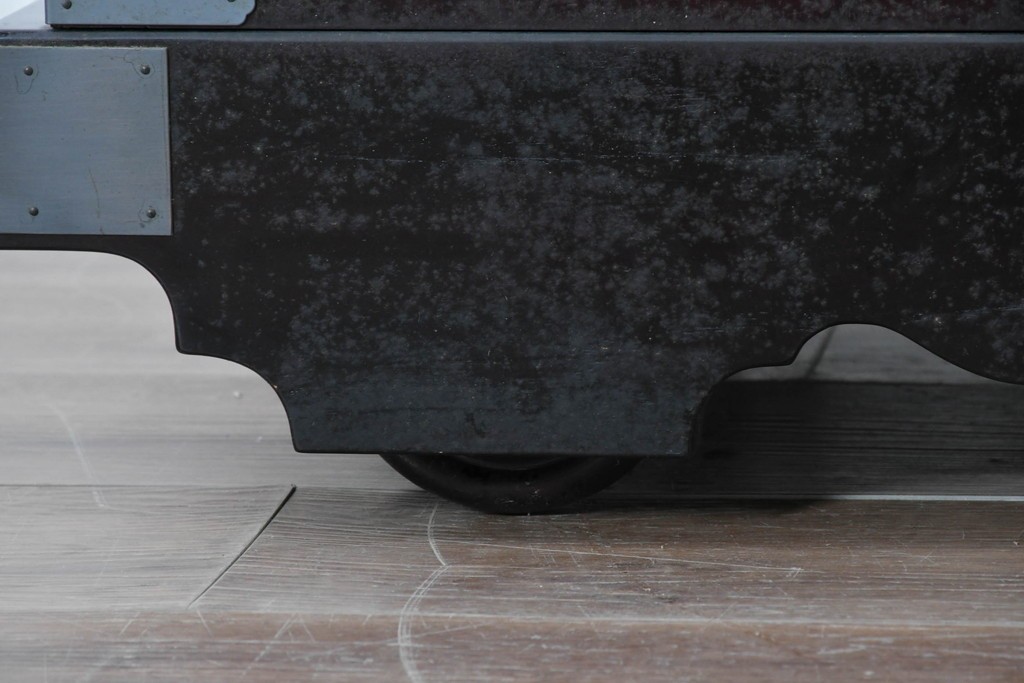 中古　美品　欅産業　仙台民芸箪笥(仙台箪笥)　漆塗り　牡丹金具が映える重厚な佇まいの車箪笥　定価約82万円　(R-087060)