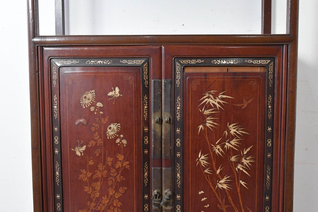 和製アンティーク　明治大正期　高級品　象嵌細工(花・蝶・笹・鳥の図)が美しい飾り棚　(R-087061)