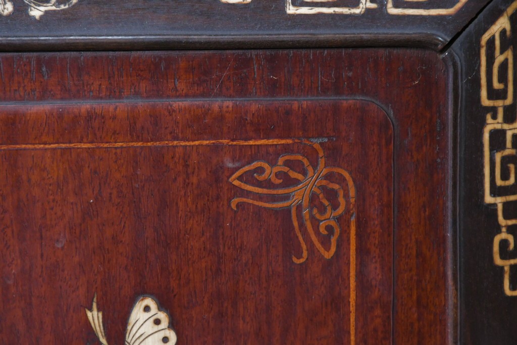 和製アンティーク　明治大正期　高級品　象嵌細工(花・蝶・笹・鳥の図)が美しい飾り棚　(R-087061)