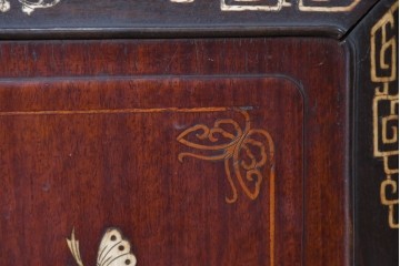 和製アンティーク　明治大正期　高級品　象嵌細工(花・蝶・笹・鳥の図)が美しい飾り棚　(R-087061)