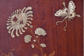 和製アンティーク　明治大正期　高級品　象嵌細工(花・蝶・笹・鳥の図)が美しい飾り棚　(R-087061)