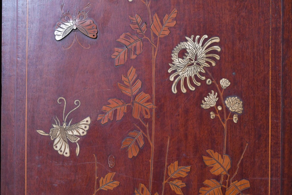 和製アンティーク　明治大正期　高級品　象嵌細工(花・蝶・笹・鳥の図)が美しい飾り棚　(R-087061)