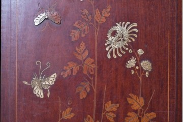 和製アンティーク　明治大正期　高級品　象嵌細工(花・蝶・笹・鳥の図)が美しい飾り棚　(R-087061)