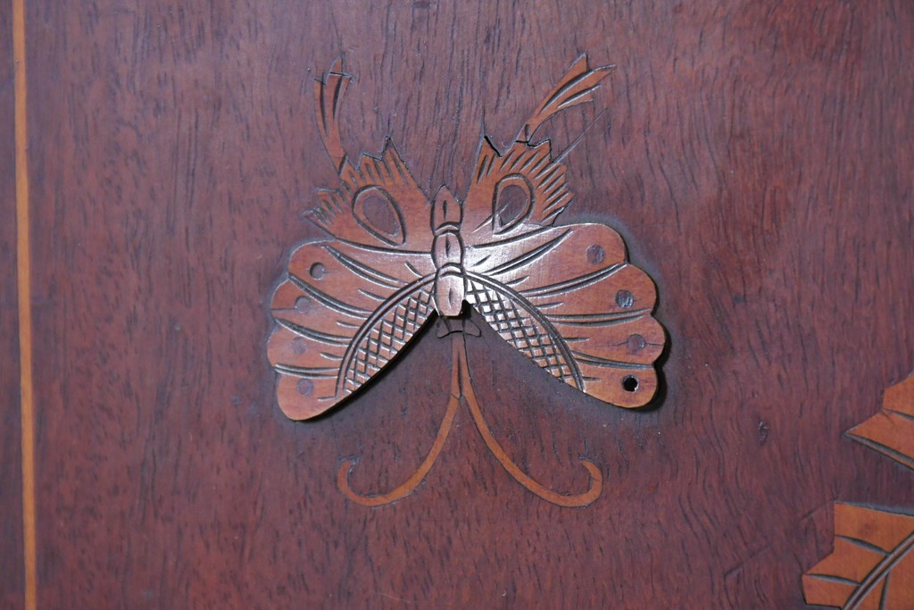 和製アンティーク　明治大正期　高級品　象嵌細工(花・蝶・笹・鳥の図)が美しい飾り棚　(R-087061)