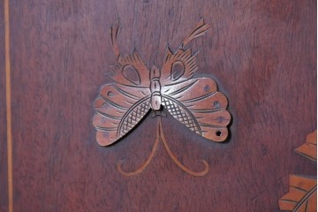 和製アンティーク　明治大正期　高級品　象嵌細工(花・蝶・笹・鳥の図)が美しい飾り棚　(R-087061)