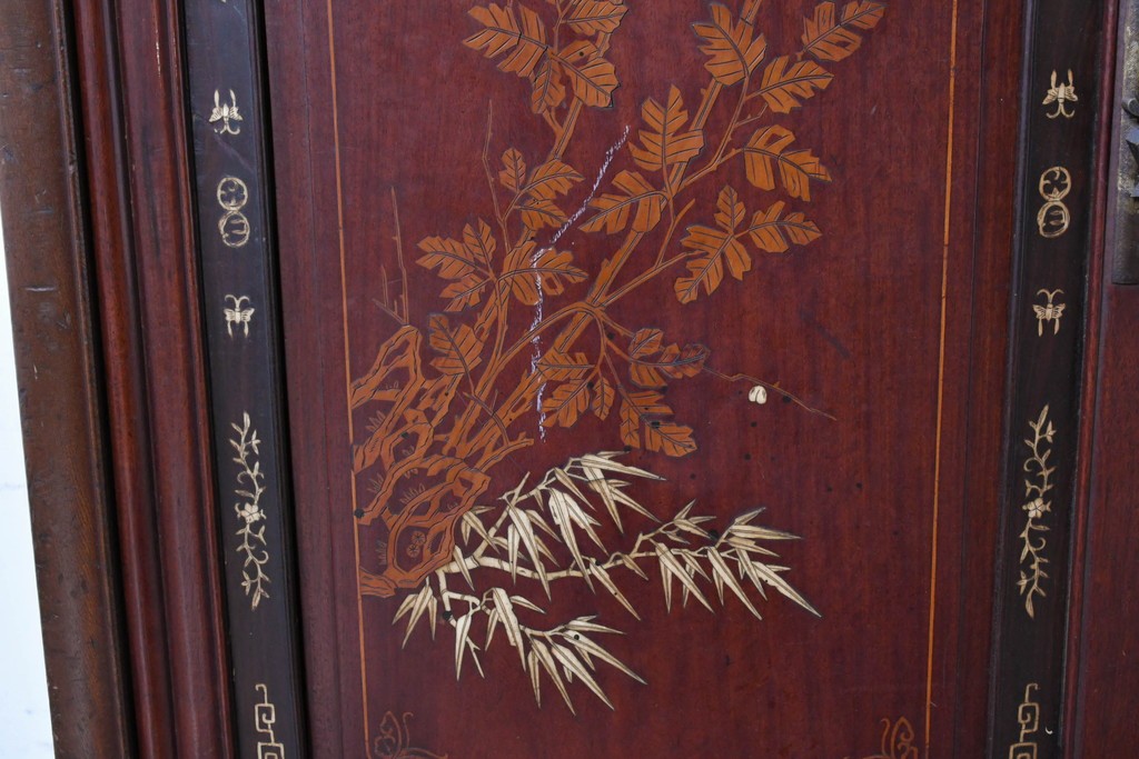 和製アンティーク　明治大正期　高級品　象嵌細工(花・蝶・笹・鳥の図)が美しい飾り棚　(R-087061)