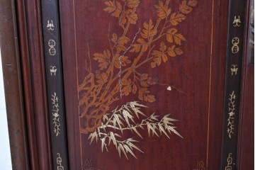 和製アンティーク　明治大正期　高級品　象嵌細工(花・蝶・笹・鳥の図)が美しい飾り棚　(R-087061)