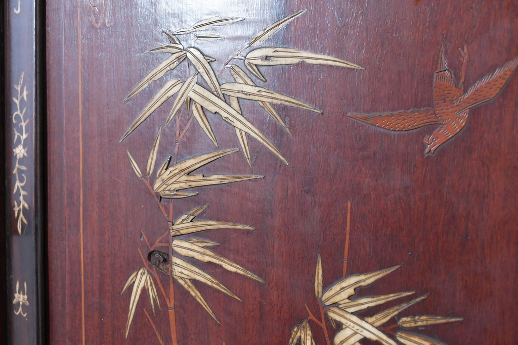 和製アンティーク　明治大正期　高級品　象嵌細工(花・蝶・笹・鳥の図)が美しい飾り棚　(R-087061)