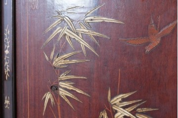 和製アンティーク　明治大正期　高級品　象嵌細工(花・蝶・笹・鳥の図)が美しい飾り棚　(R-087061)