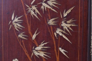 和製アンティーク　明治大正期　高級品　象嵌細工(花・蝶・笹・鳥の図)が美しい飾り棚　(R-087061)