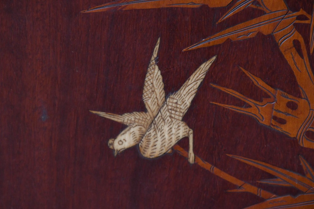 和製アンティーク　明治大正期　高級品　象嵌細工(花・蝶・笹・鳥の図)が美しい飾り棚　(R-087061)