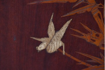 和製アンティーク　明治大正期　高級品　象嵌細工(花・蝶・笹・鳥の図)が美しい飾り棚　(R-087061)