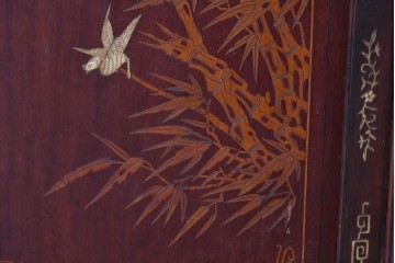 和製アンティーク　明治大正期　高級品　象嵌細工(花・蝶・笹・鳥の図)が美しい飾り棚　(R-087061)