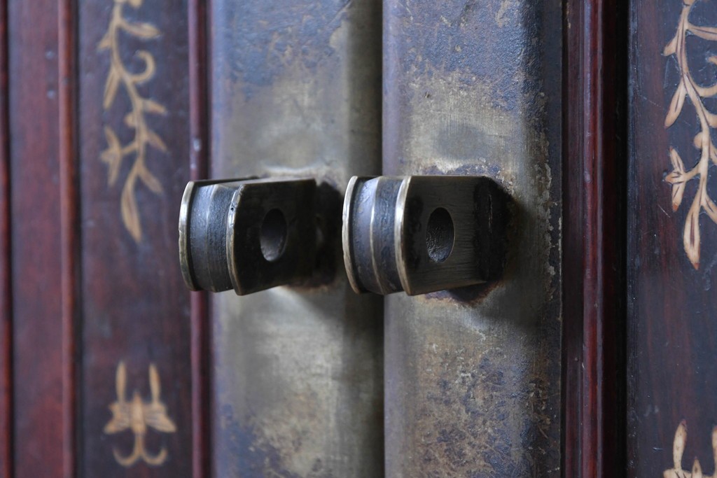 和製アンティーク　明治大正期　高級品　象嵌細工(花・蝶・笹・鳥の図)が美しい飾り棚　(R-087061)