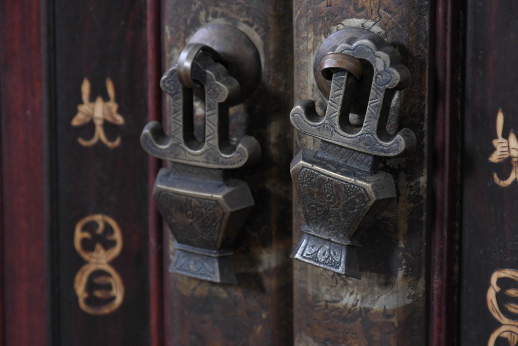 和製アンティーク　明治大正期　高級品　象嵌細工(花・蝶・笹・鳥の図)が美しい飾り棚　(R-087061)