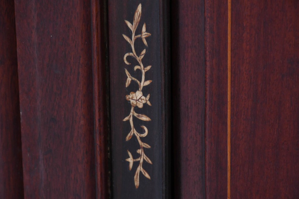 和製アンティーク　明治大正期　高級品　象嵌細工(花・蝶・笹・鳥の図)が美しい飾り棚　(R-087061)