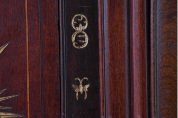 和製アンティーク　明治大正期　高級品　象嵌細工(花・蝶・笹・鳥の図)が美しい飾り棚　(R-087061)