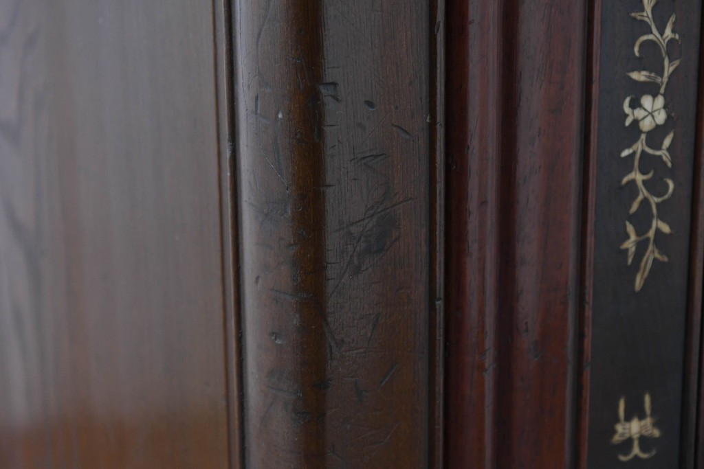 和製アンティーク　明治大正期　高級品　象嵌細工(花・蝶・笹・鳥の図)が美しい飾り棚　(R-087061)