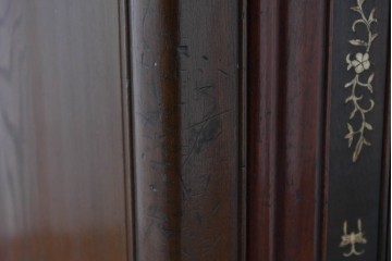 和製アンティーク　明治大正期　高級品　象嵌細工(花・蝶・笹・鳥の図)が美しい飾り棚　(R-087061)