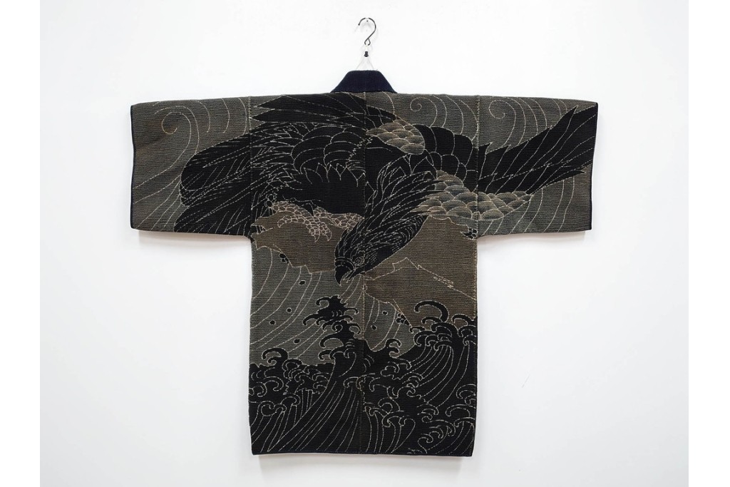 波濤に舞い降りる鷹図が迫力ある刺し子の火消し半纏　(R-087072)