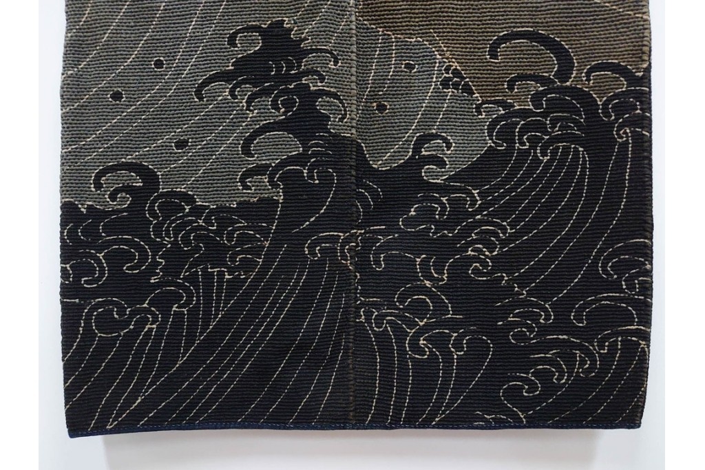 波濤に舞い降りる鷹図が迫力ある刺し子の火消し半纏　(R-087072)