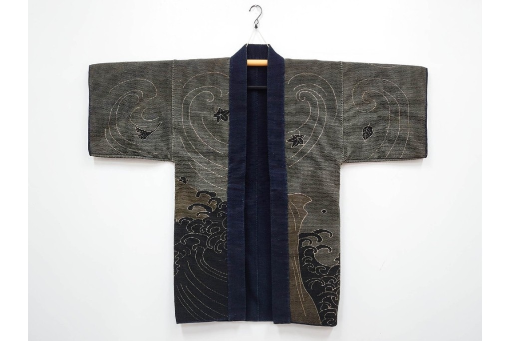 波濤に舞い降りる鷹図が迫力ある刺し子の火消し半纏　(R-087072)