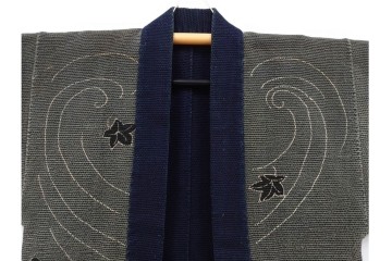 波濤に舞い降りる鷹図が迫力ある刺し子の火消し半纏　(R-087072)