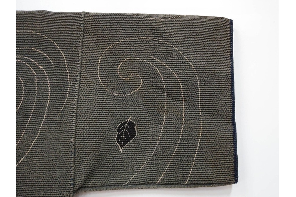 波濤に舞い降りる鷹図が迫力ある刺し子の火消し半纏　(R-087072)