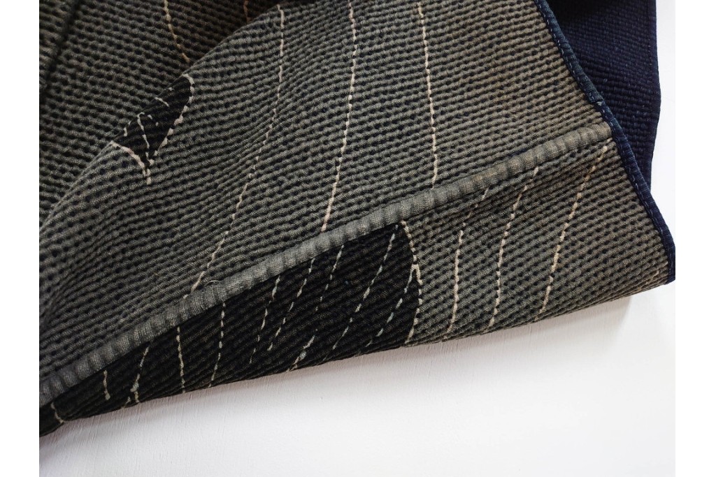 波濤に舞い降りる鷹図が迫力ある刺し子の火消し半纏　(R-087072)