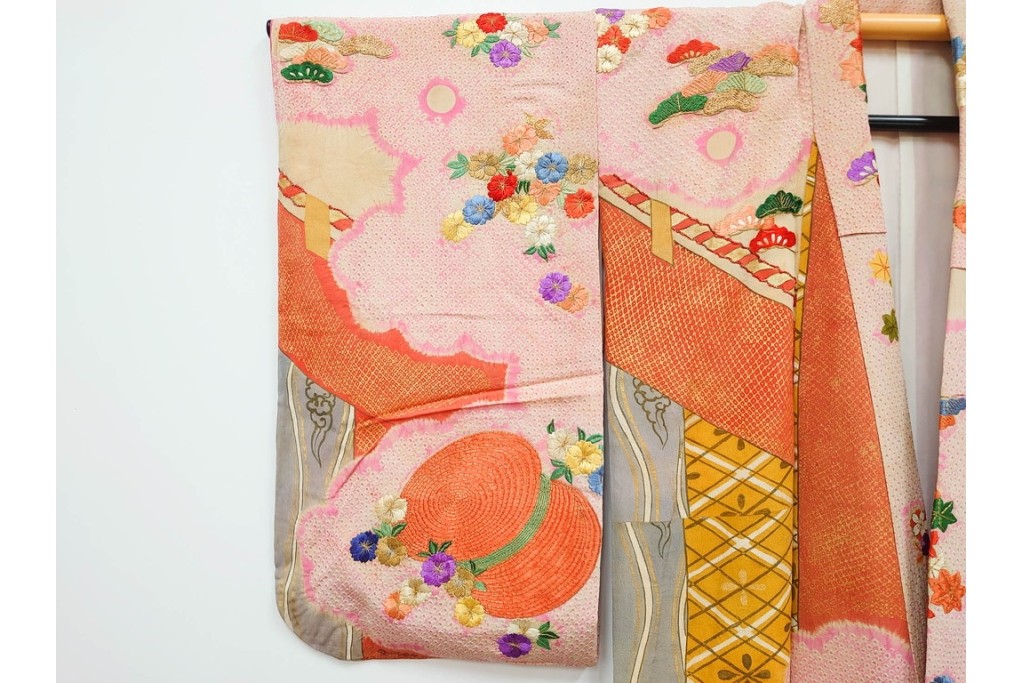 アンティーク　正絹(縮緬)　絞りと刺繍の毬文様が愛らしい子供用の着物　(R-087073)