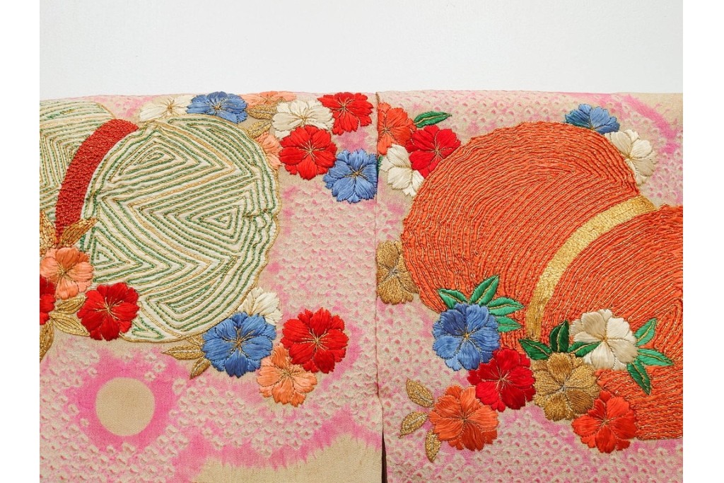 アンティーク　正絹(縮緬)　絞りと刺繍の毬文様が愛らしい子供用の着物　(R-087073)